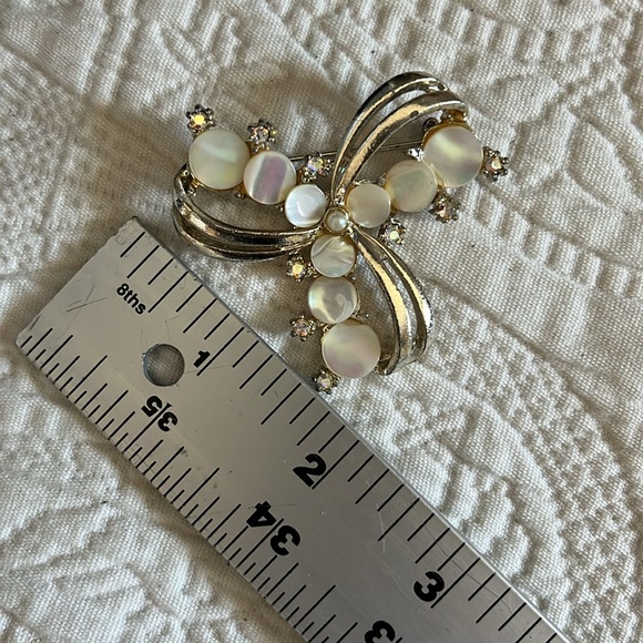 Vintage Mother-of-Pearl & Rhinestone Swirl Brooch – Silver Tone Statement Pin - Picture 6 of 9